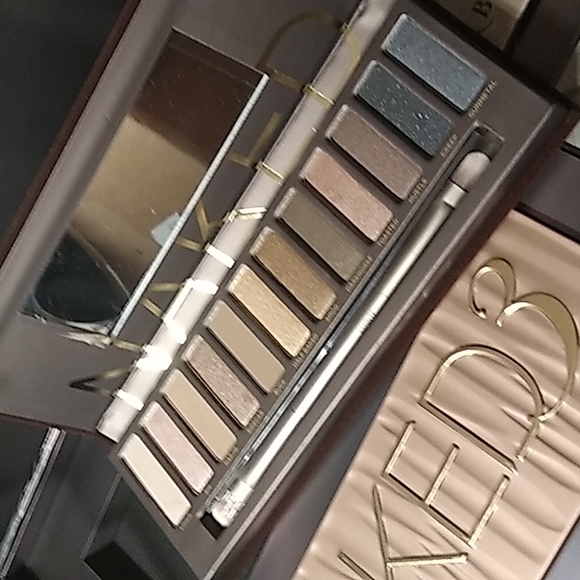 URBAN DECAY NAKED MAKEUP VAULT VOLUME THREE - Picture 2 of 15